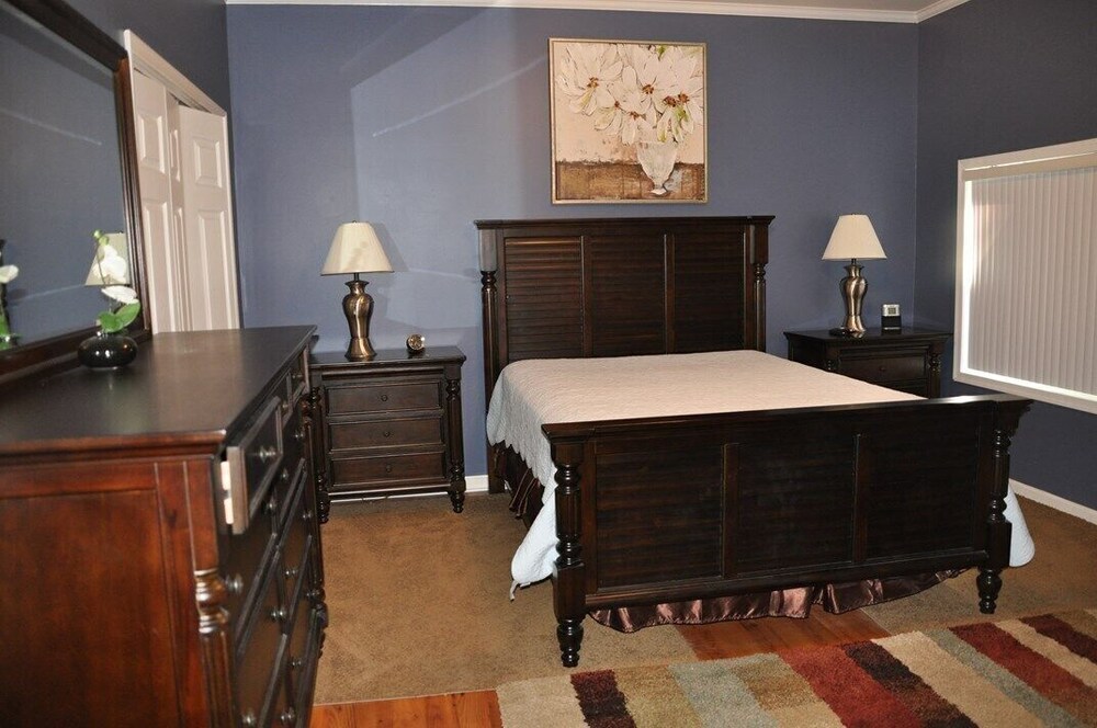 Quiet neighborhood/ pets friendly? fenced in / close to beach