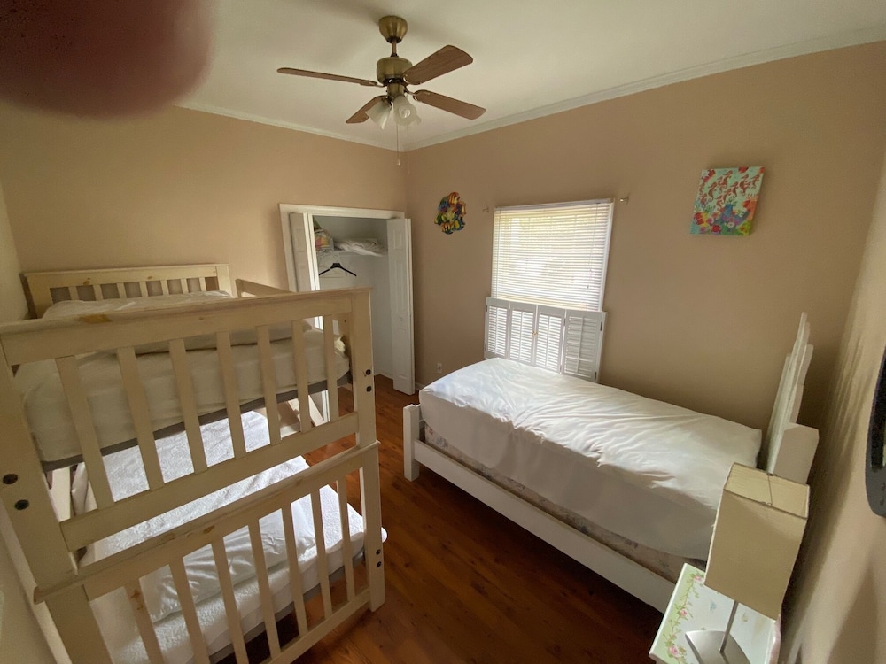 Quiet neighborhood/ pets friendly? fenced in / close to beach