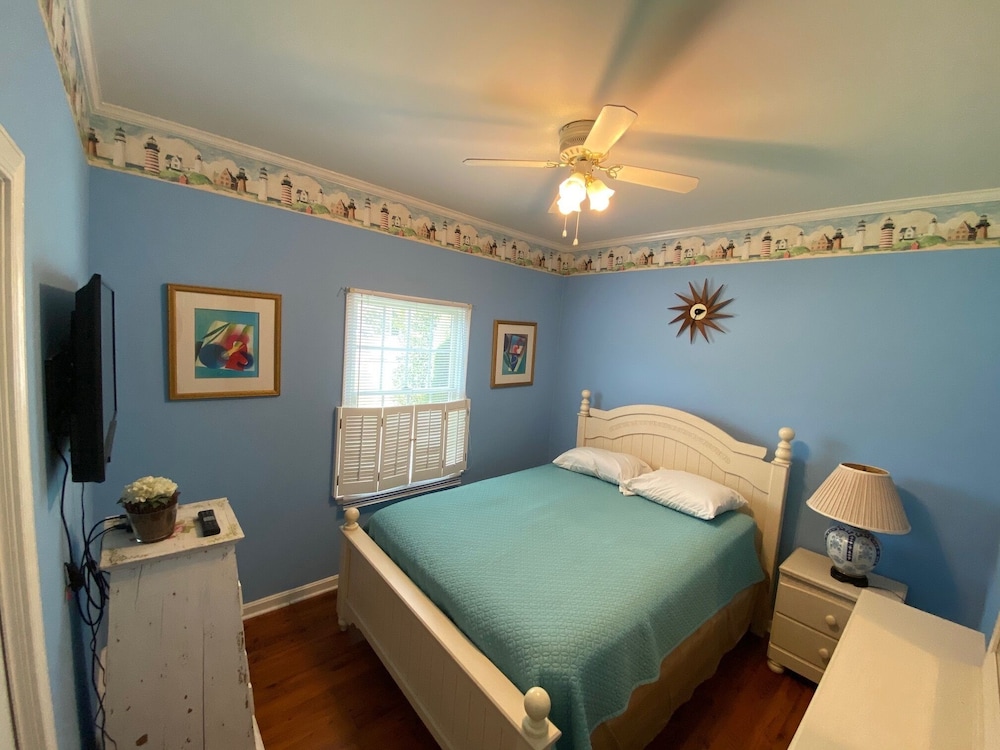 Quiet neighborhood/ pets friendly? fenced in / close to beach