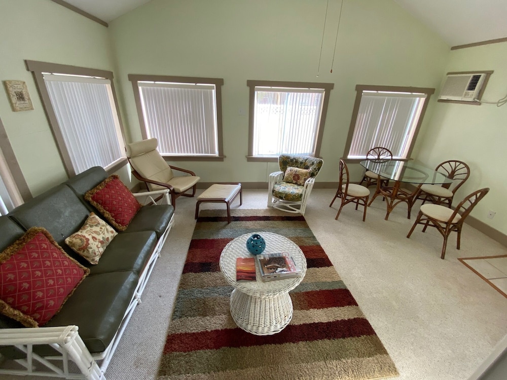 Quiet neighborhood/ pets friendly? fenced in / close to beach