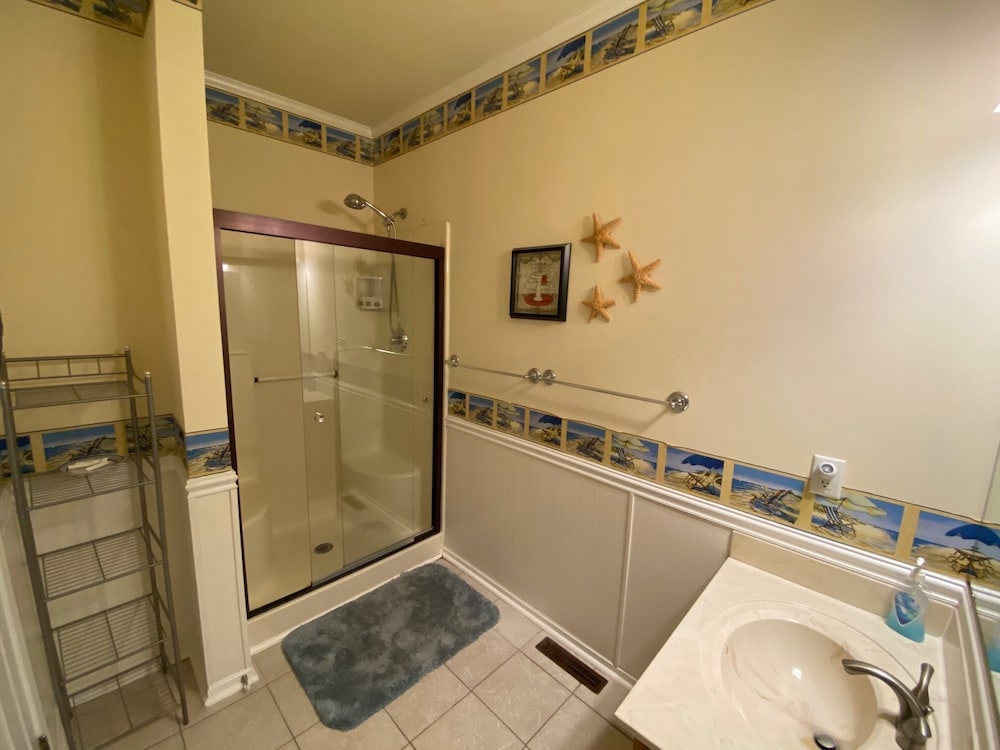 Quiet neighborhood/ pets friendly? fenced in / close to beach