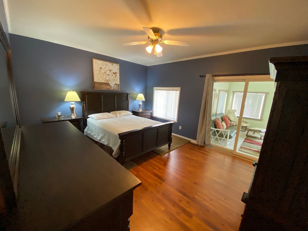 Quiet neighborhood/ pets friendly? fenced in / close to beach