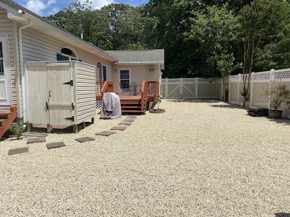 Quiet neighborhood/ pets friendly? fenced in / close to beach