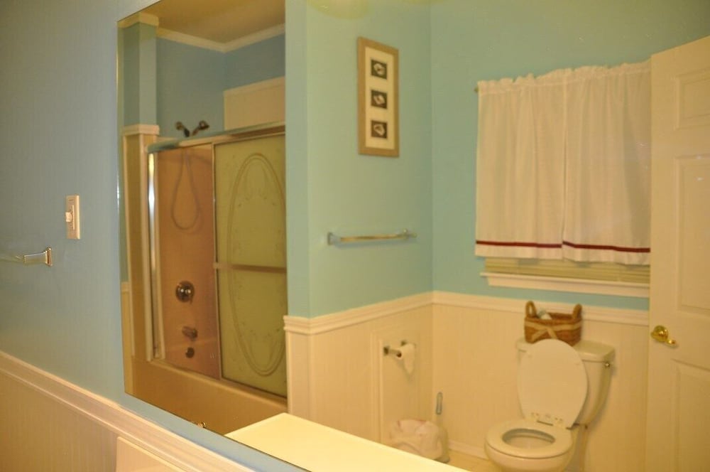 Quiet neighborhood/ pets friendly? fenced in / close to beach