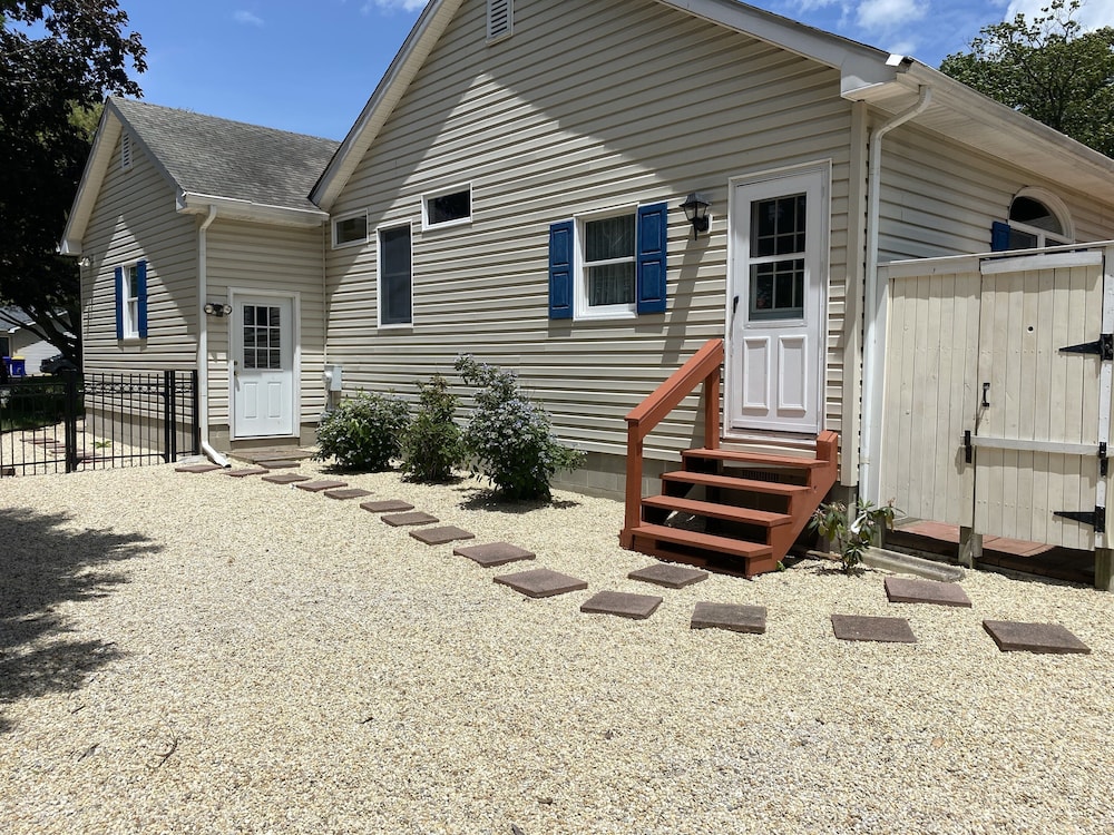 Quiet neighborhood/ pets friendly? fenced in / close to beach