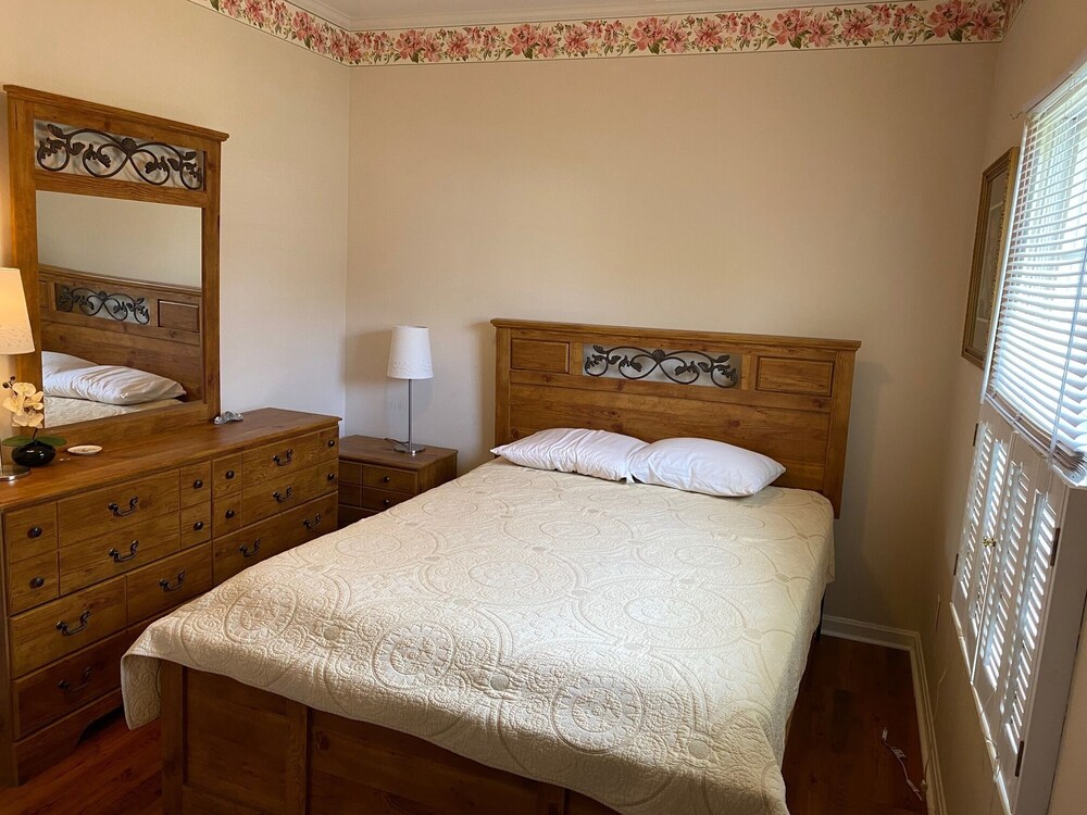 Quiet neighborhood/ pets friendly? fenced in / close to beach