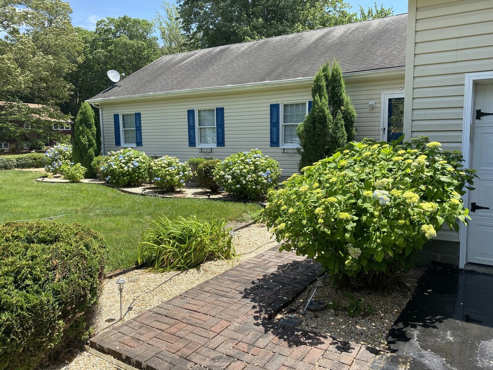 Quiet neighborhood/ pets friendly? fenced in / close to beach