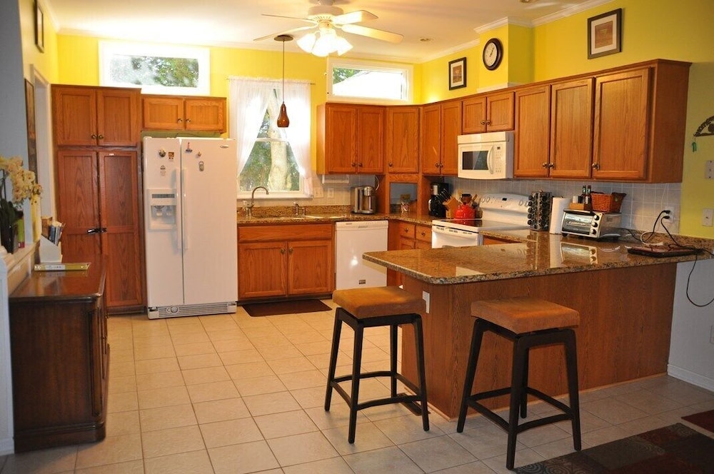 Quiet neighborhood/ pets friendly? fenced in / close to beach