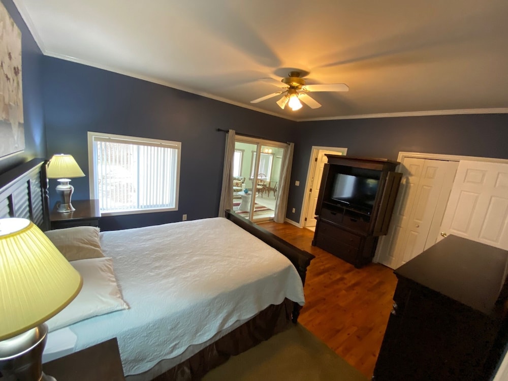 Quiet neighborhood/ pets friendly? fenced in / close to beach