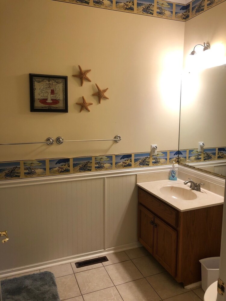 Quiet neighborhood/ pets friendly? fenced in / close to beach