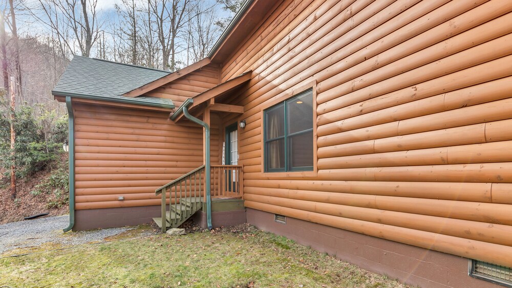 Cabin in the mountains with creek and elk located in Maggie Valley, NC.