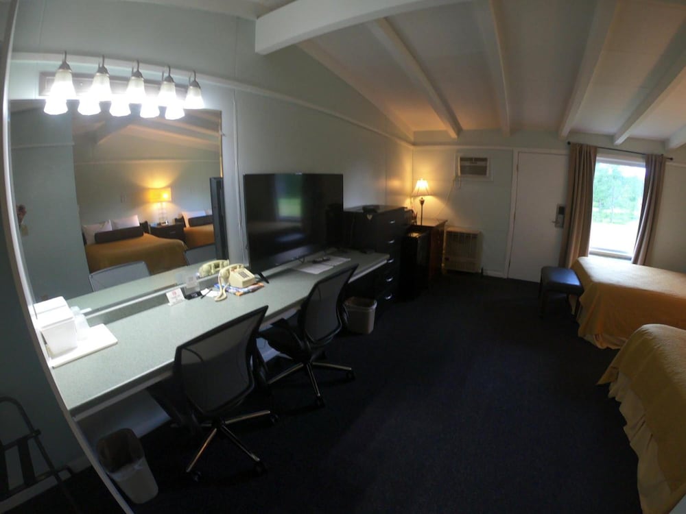 Copper Lantern Motor Lodge in West Brookfield Best Rates & Deals on