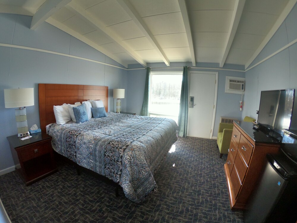 Copper Lantern Motor Lodge in West Brookfield Best Rates & Deals on