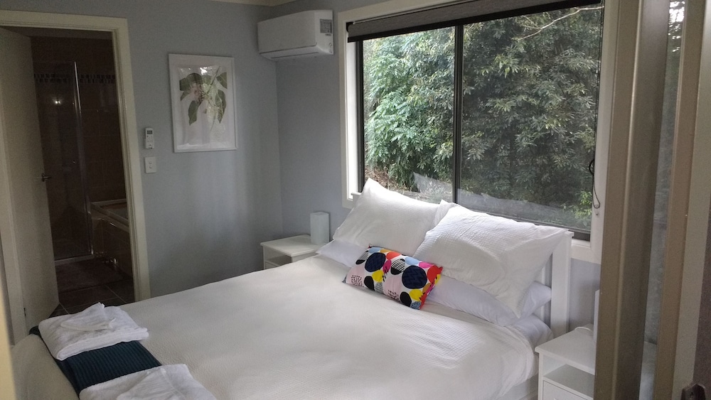 Treetops Haven- Bushland setting a short stroll to Maleny Centre