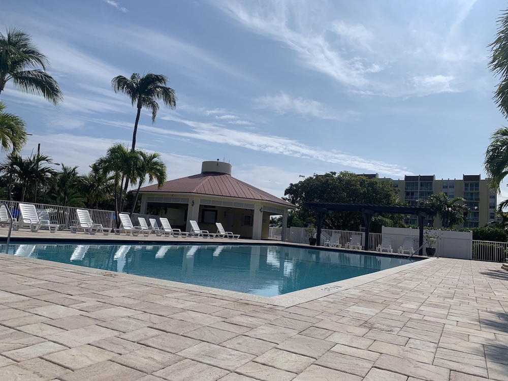 Penthouse view Futura Yacht Club 604 in Tavernier Best Rates