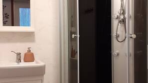 Shower, hydromassage showerhead, free toiletries, towels