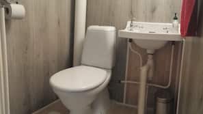 Shower, hydromassage showerhead, free toiletries, towels