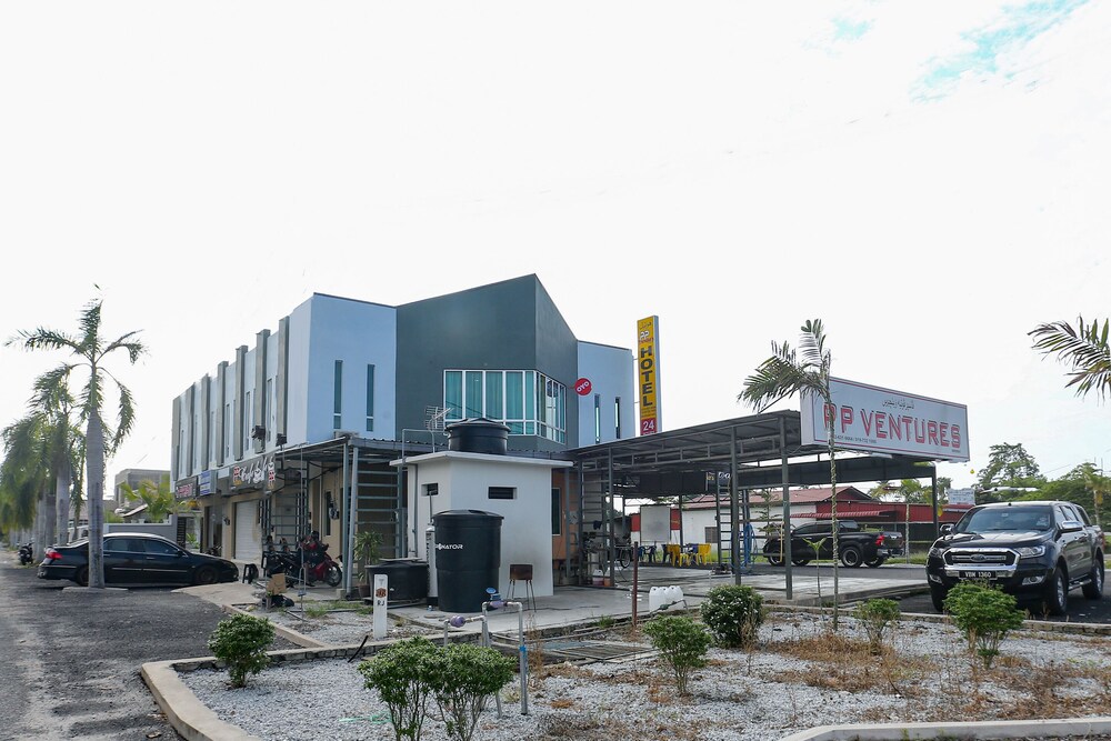 Oyo 89859 Pp Traveller S Hotel Pasir Puteh Mys Best Price Guarantee Lastminute Com Au