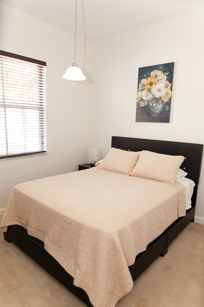 Nice full House 4/3 Miami Lakes area. Close to Miami and Ft Lauderdale. (10 ppl)