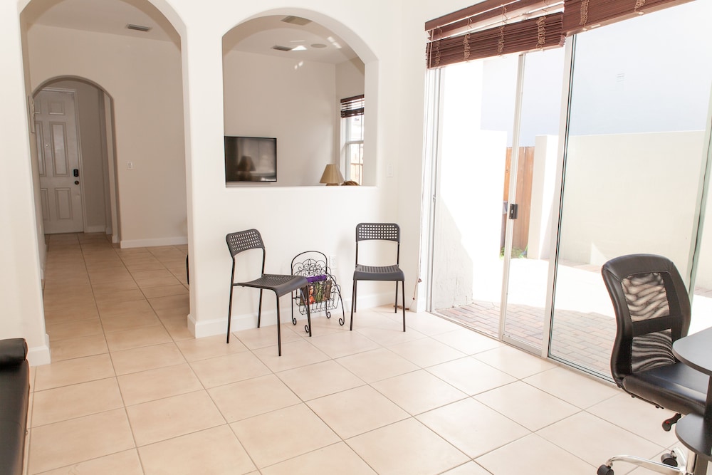 Nice full House 4/3 Miami Lakes area. Close to Miami and Ft Lauderdale. (10 ppl)