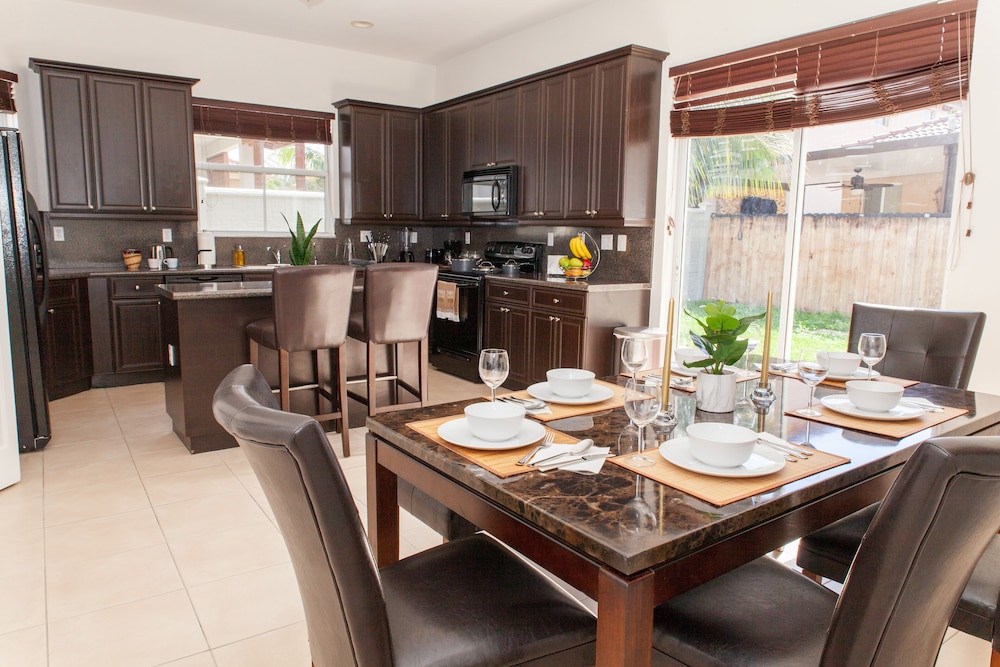 Nice full House 4/3 Miami Lakes area. Close to Miami and Ft Lauderdale. (10 ppl)