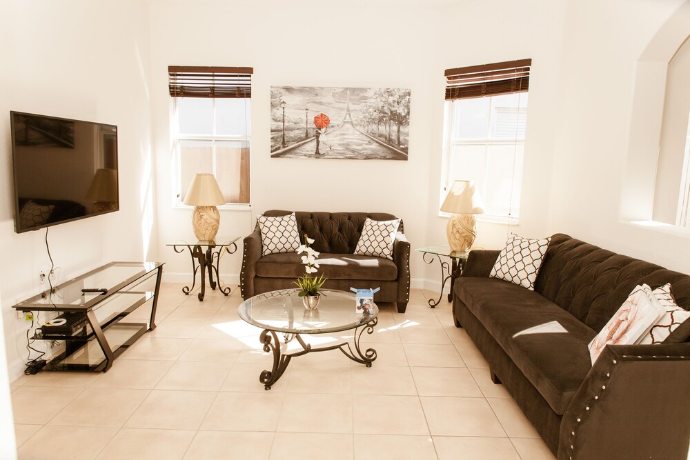 Nice full House 4/3 Miami Lakes area. Close to Miami and Ft Lauderdale. (10 ppl)