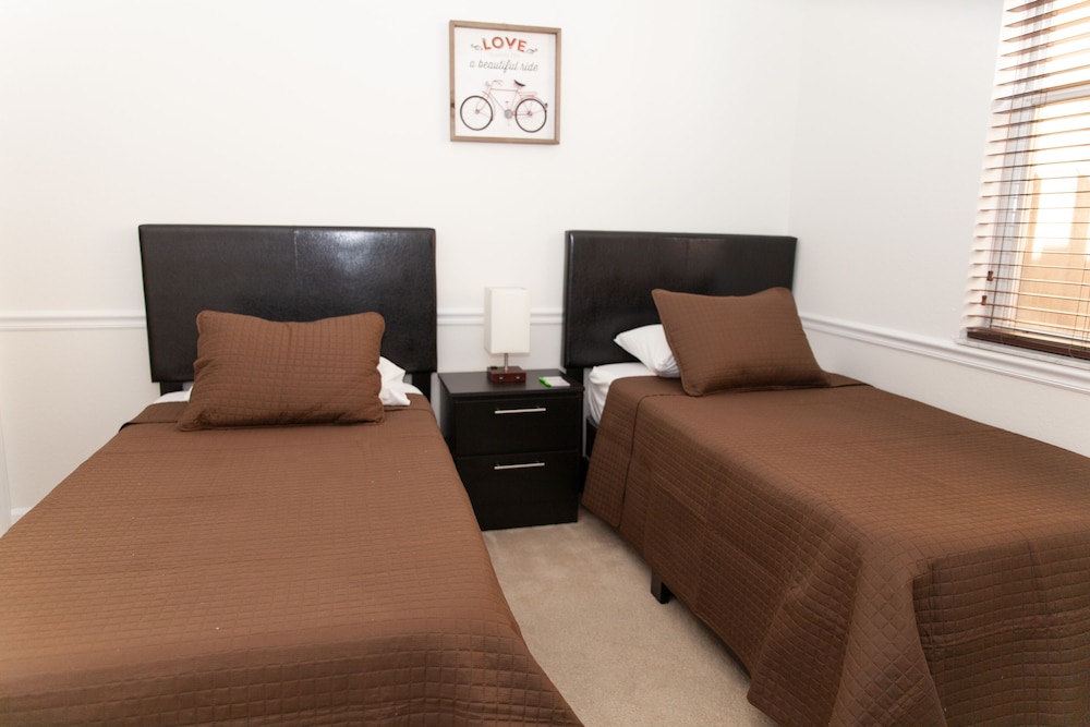 Nice full House 4/3 Miami Lakes area. Close to Miami and Ft Lauderdale. (10 ppl)