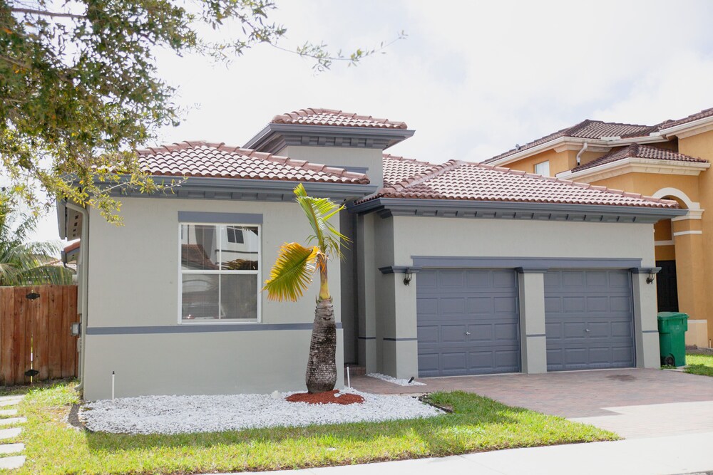 Nice full House 4/3 Miami Lakes area. Close to Miami and Ft Lauderdale. (10 ppl)
