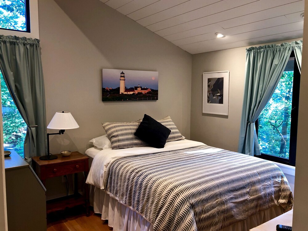 Completely Renovated 2BDA/C, Walk to Wellfleet Center, Harbor & Bay