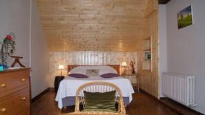 Laptop workspace, free cots/infant beds, free WiFi, linens