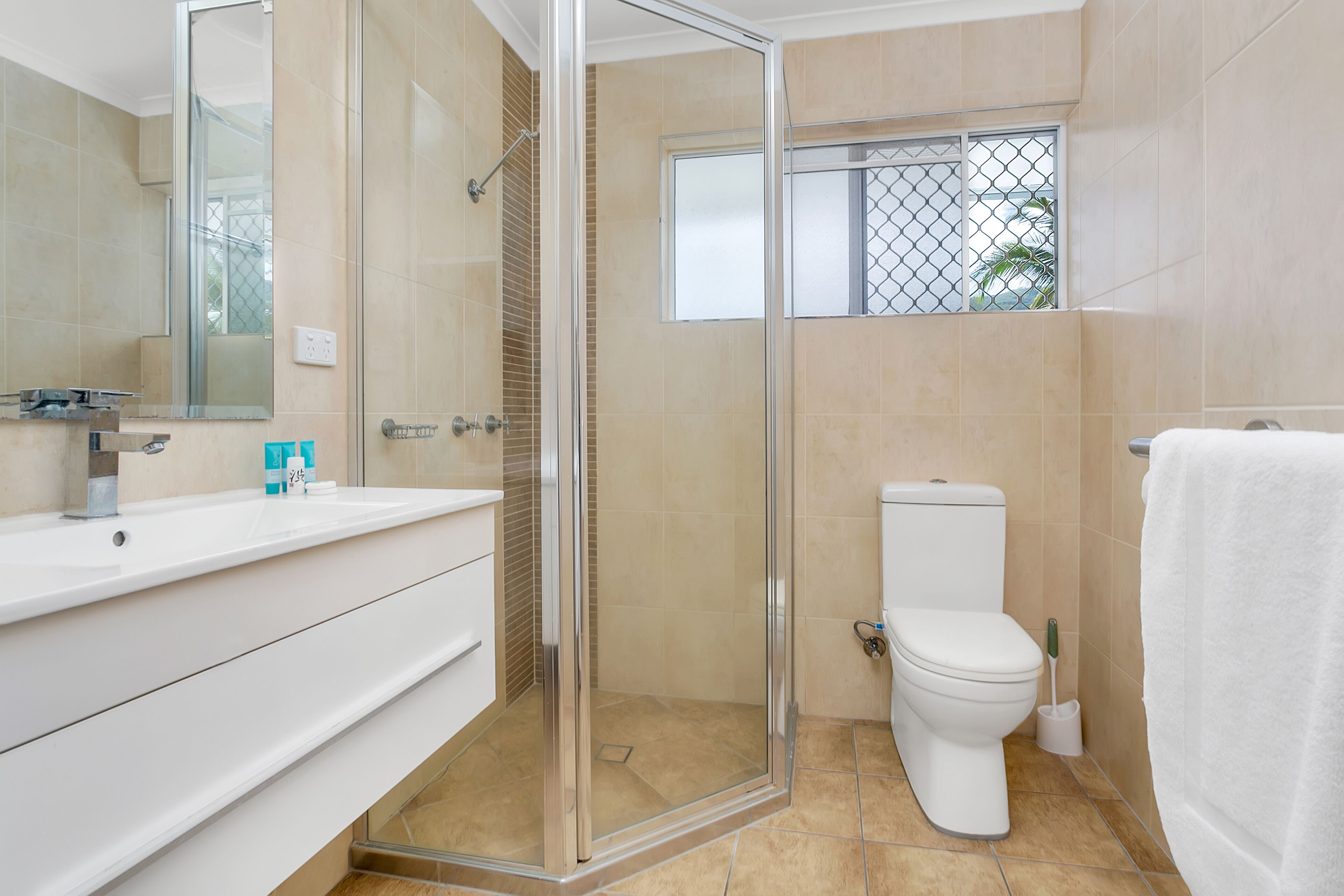 Top Floor Beachside Apartment With Pool View!