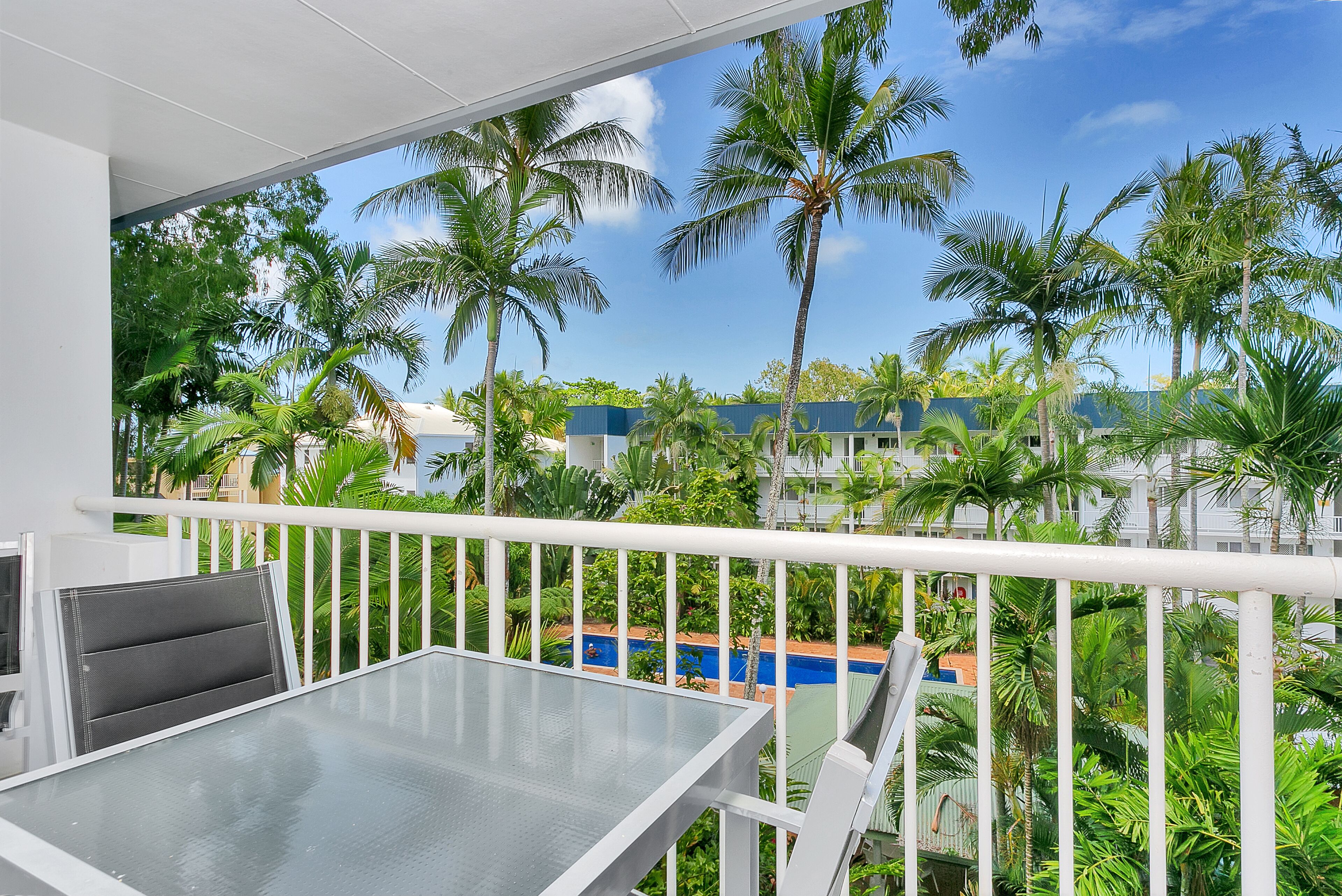 Top Floor Beachside Apartment With Pool View!