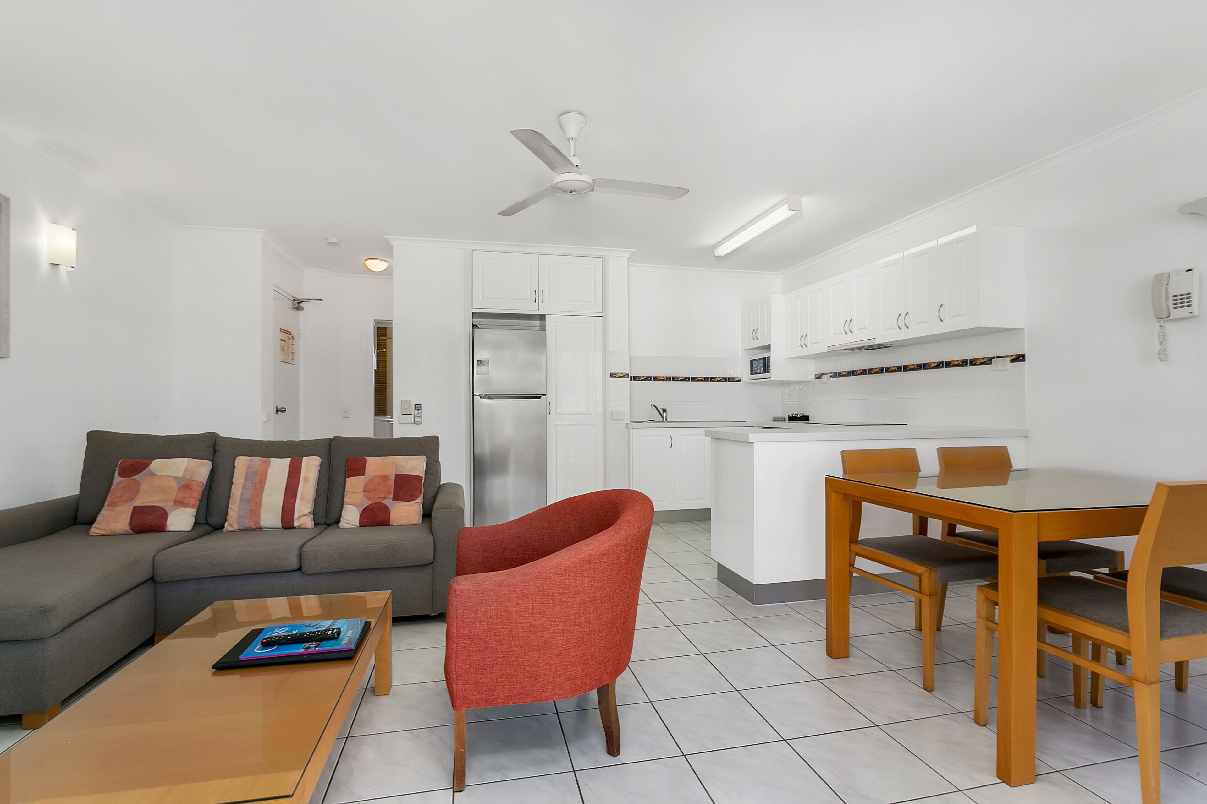 Top Floor Beachside Apartment With Pool View!