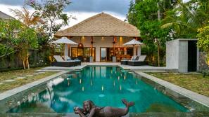 Kolam renang outdoor, dengan kursi berjemur