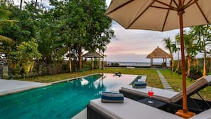 Kolam renang outdoor, dengan kursi berjemur