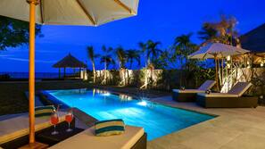 Kolam renang outdoor, dengan kursi berjemur