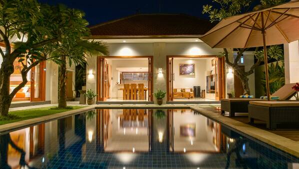 Bagian Depan Properti - Sore/Malam
