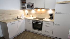 Kühlschrank, Mikrowelle, Ofen, Geschirrspüler