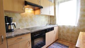 Kühlschrank, Ofen, Geschirrspüler, Wasserkocher mit Kaffee-/Teezubehör