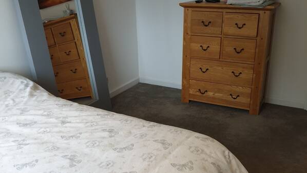 Iron/ironing board, free WiFi, linens