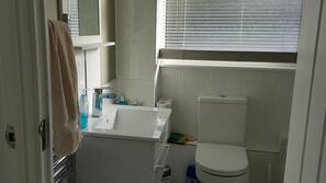 Combined shower/bathtub, designer toiletries, hair dryer, towels