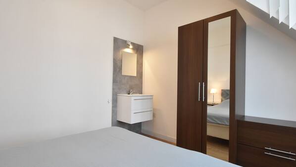 2 Schlafzimmer, kostenpflichtige Babybetten, Bettwäsche