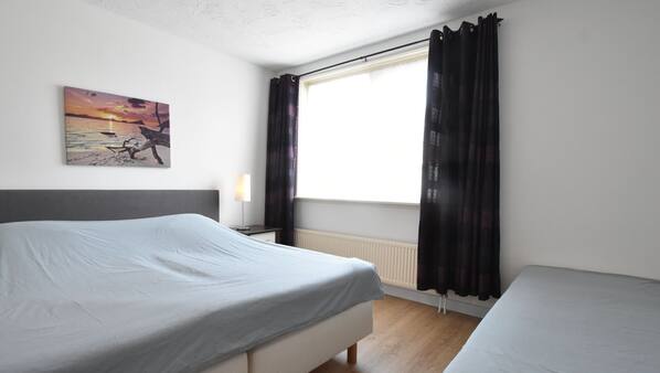 2 Schlafzimmer, individuell eingerichtet, kostenpflichtige Babybetten