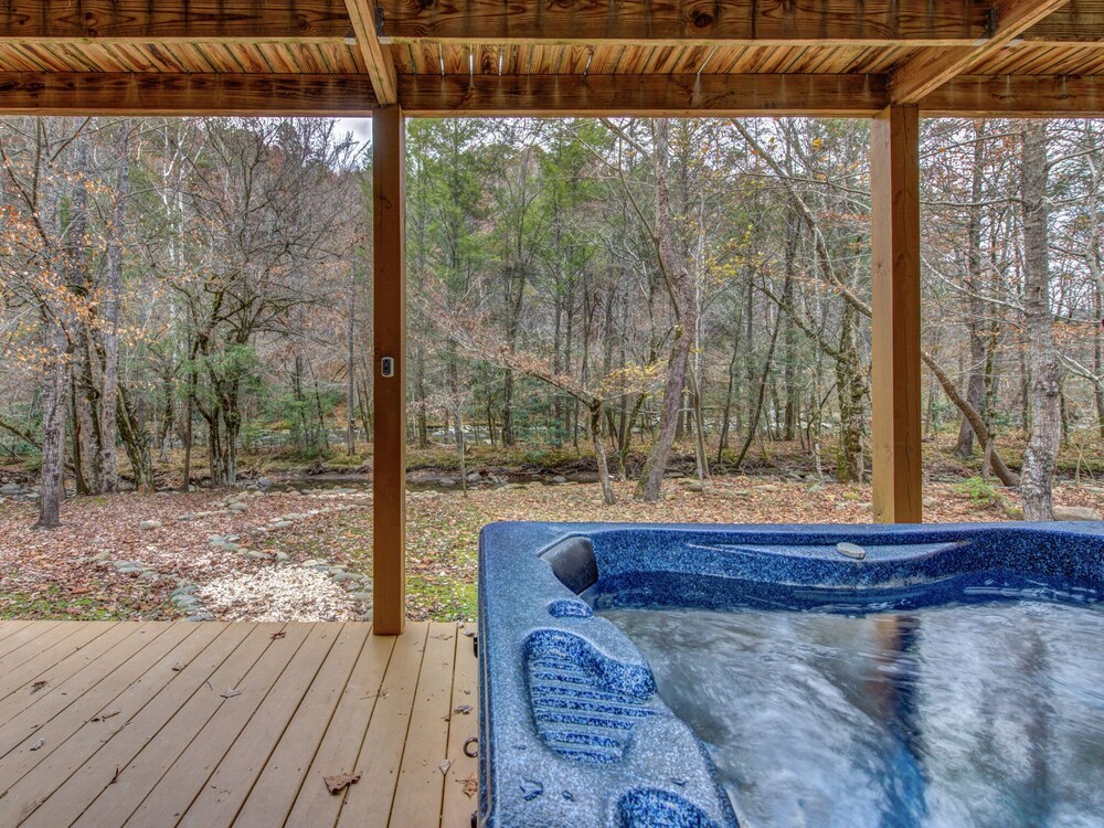 Amazing River Retreat, 3 Bedrooms, WiFi, Sleeps 8, Pool Table