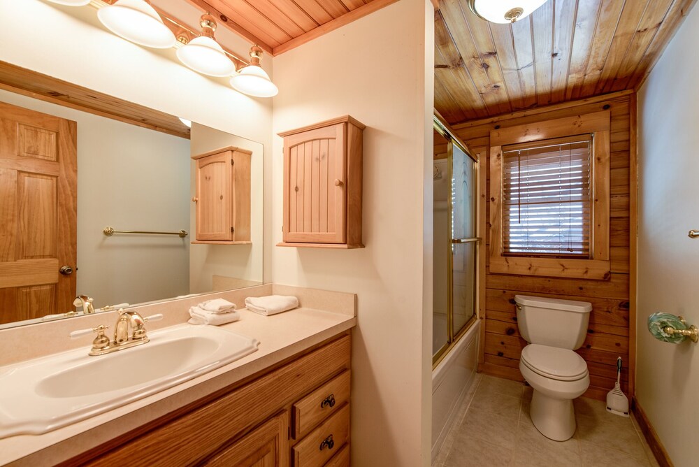 Amazing River Retreat, 3 Bedrooms, WiFi, Sleeps 8, Pool Table