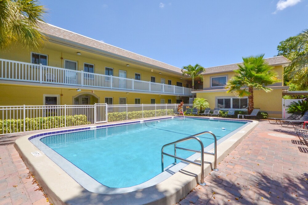 Waves 18, 2BR, Pool View, Heated Pool, BBQ, Wi-Fi, Beach Nearby, Sleeps 6