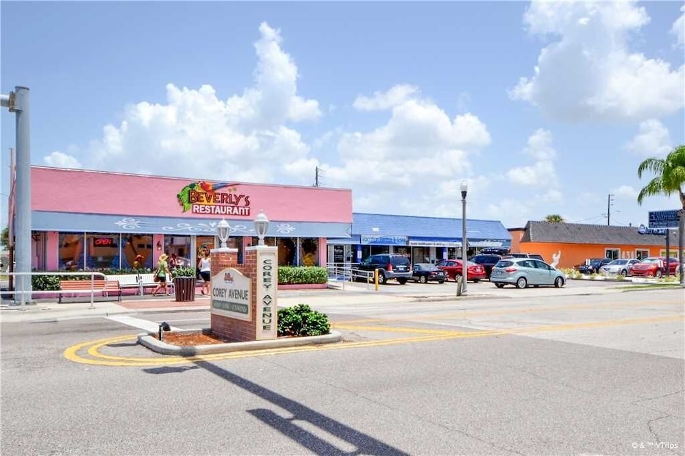 Waves 17, 1 Bedroom, Sleeps 4, Pool View, Heated Pool, BBQ, WiFi