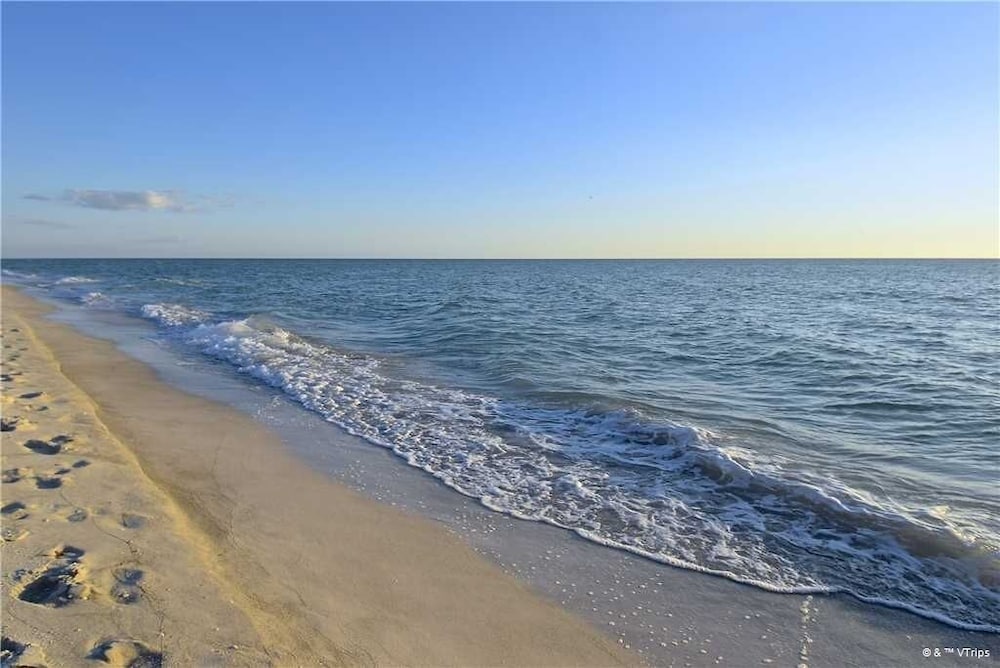 Waves 17, 1 Bedroom, Sleeps 4, Pool View, Heated Pool, BBQ, WiFi