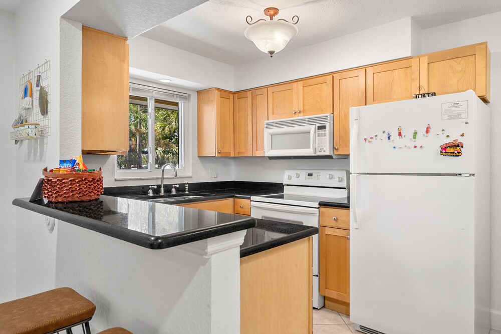 Waves 17, 1 Bedroom, Sleeps 4, Pool View, Heated Pool, BBQ, WiFi