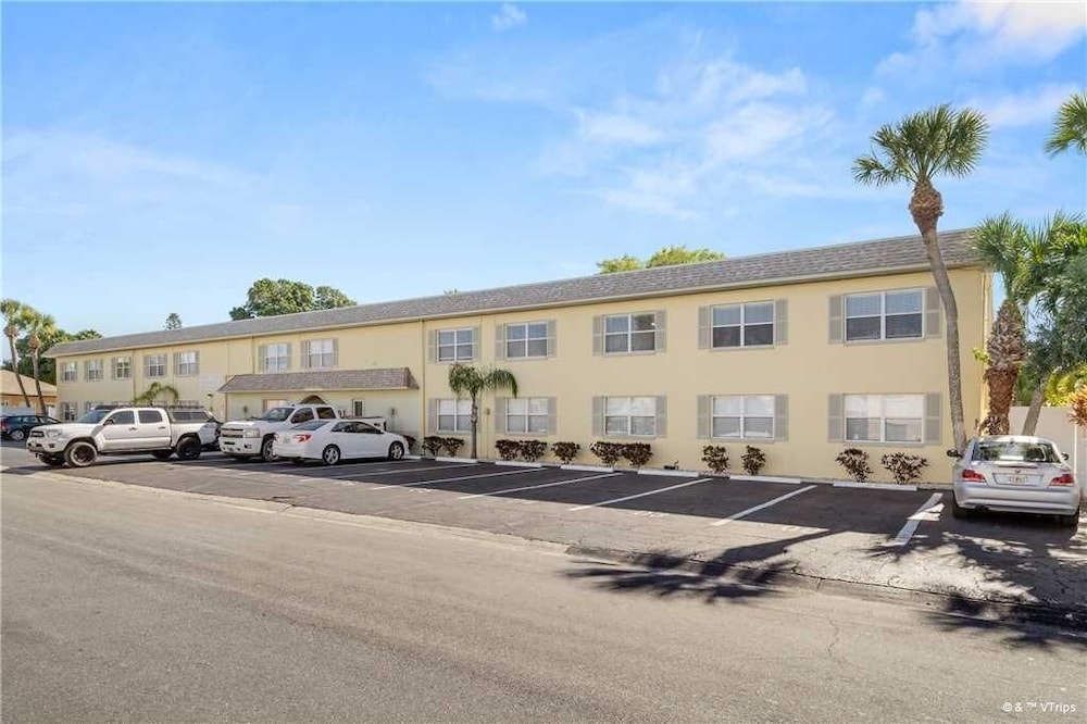 Waves 17, 1 Bedroom, Sleeps 4, Pool View, Heated Pool, BBQ, WiFi